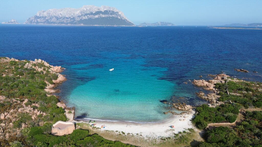 Kayak double pour couples naviguant près de l'île Tavolara, Sardaigne nord-est